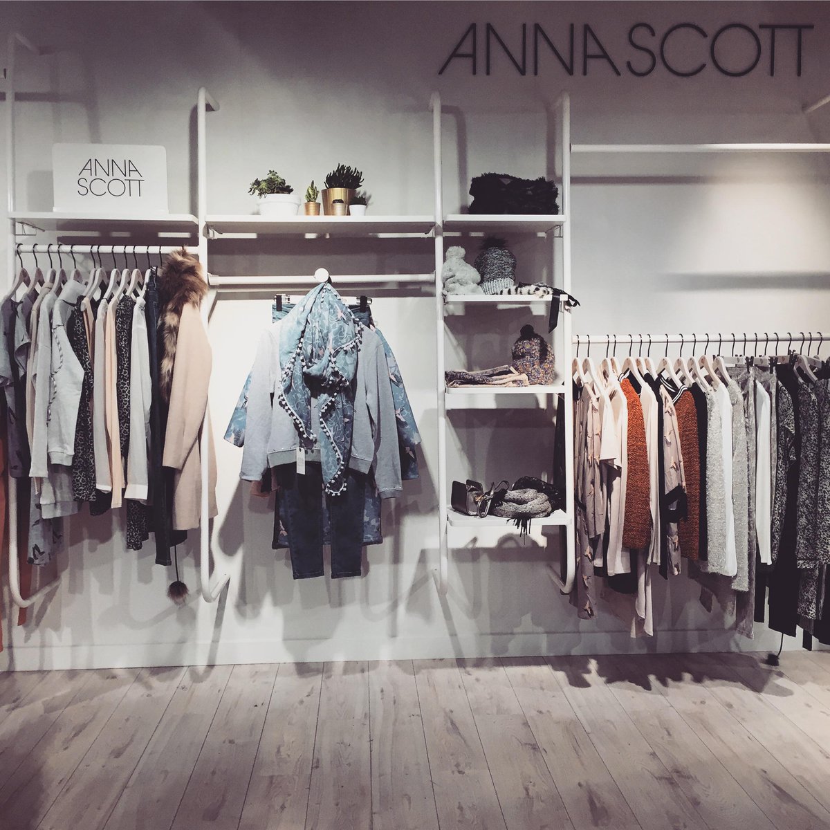 annascottbrand's tweet photo. New year, new start! 
Kickoff AUTUMN | WINTER 15 collection #shop #new #fashionbrand http://t.co/lGKuYvNLTw