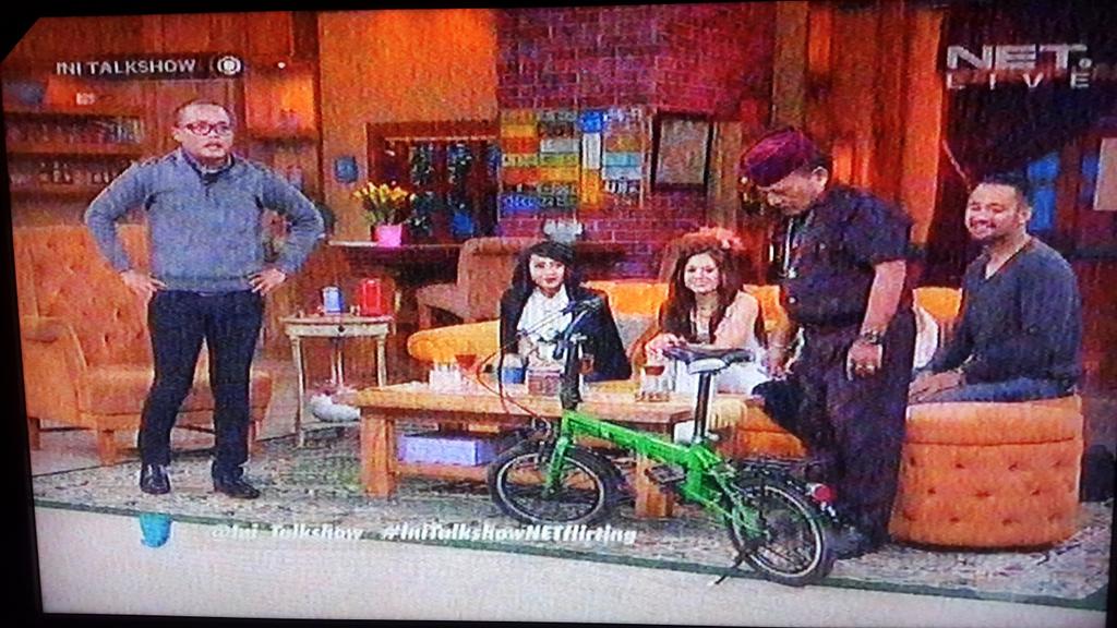 Drioutomo's tweet photo. Menghilangkan penat juga nonton Bapak rt yang budeg 😂 @newsuleprikitiw @Ini_Talkshow #IniTalkshowNETflirting http://t.co/eq9pXAm4Zk
