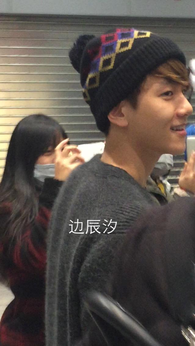 baekhyun_th's tweet photo. [PIC] 150114 ฺฺBaekhyun - Airport ©边辰汐 #백현TH http://t.co/jrapn2CzlQ http://t.co/D1iW3IlhmN http://t.co/M1GwwLwsTl http://t.co/8Nk1z9VUDx