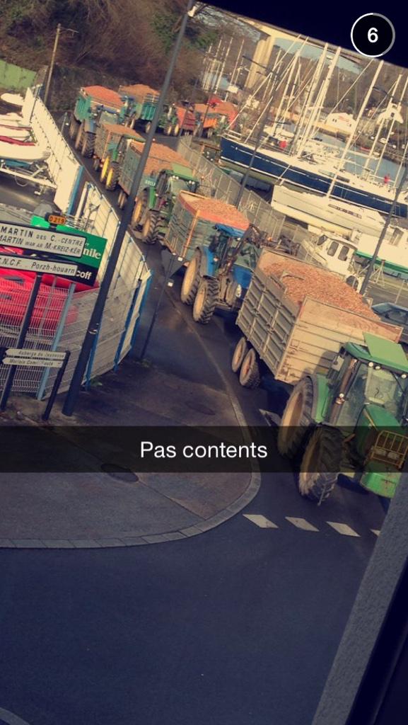 MaximeLm2's tweet photo. 300paysans qui manifestent à Morlaix parce qu'il y a un noir et un homo dans l'amour est dans le pré c dur quand même http://t.co/xRWG3BEO0Z
