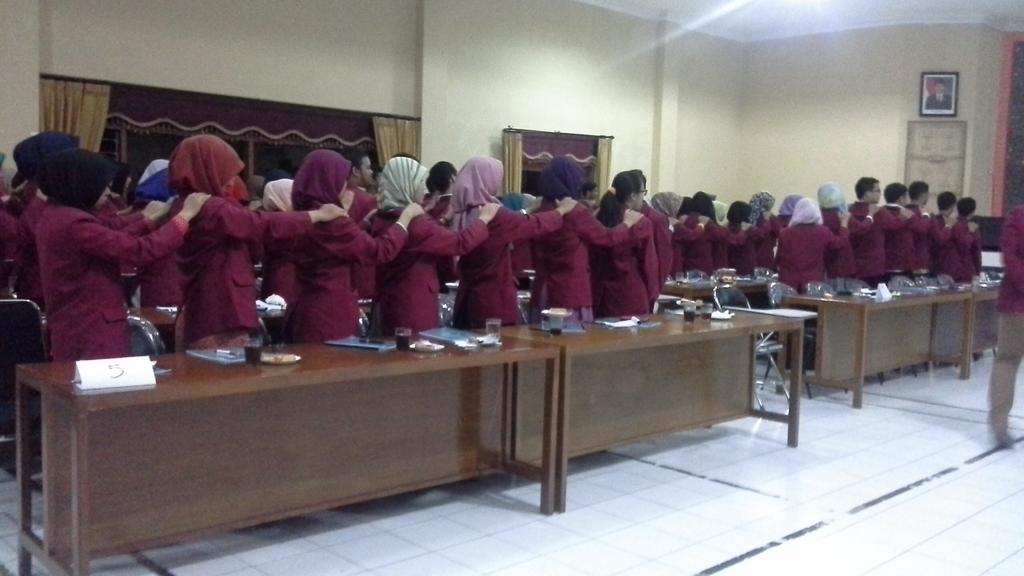 bemfkumm's tweet photo. Ice Breaking "Goyang Dumang" dulu laah biar hati senang @ISMKI_Wilayah4 @ISMKI_Indonesia  #LKMM #FKUMM http://t.co/GVIrN4HSSR