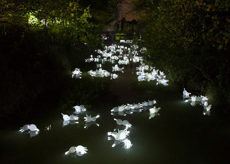 johncullenlight's tweet photo. Luzinterruptus creates #lighting #installation using floating latex gloves: http://t.co/BIaema376I via @Dezeen http://t.co/tFxJkCw05S