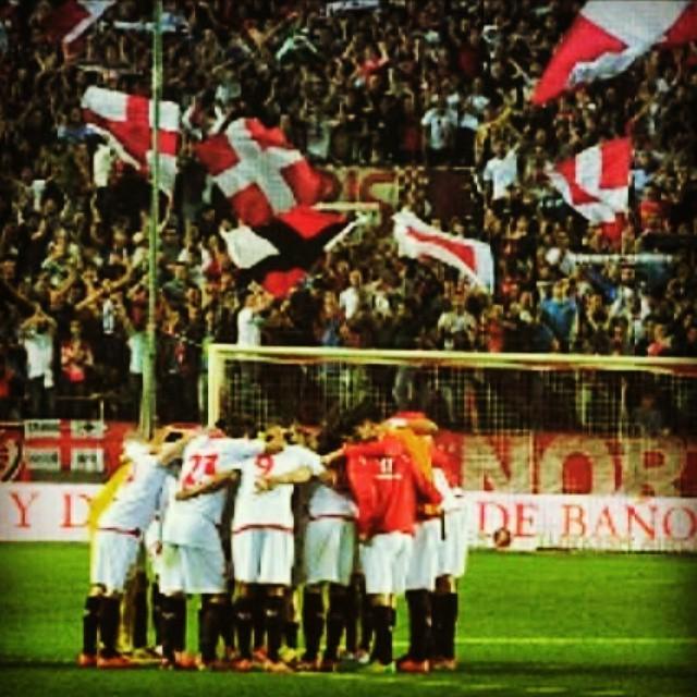 vamossevilla_ig's tweet photo. Hoy Juega el grande!!!!
#BIRIS #SEVILLA #BirisNorte #BN75 #SFC #BNSFC #SevillaFC #1975 #Ultras de @sevilla_hoolig... http://t.co/TP0kUFTS2O