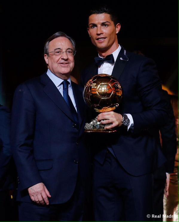 رئيس يبحث عن المجد اينما كان
ولاعب يتمسك بالقمه مهما كانت
والذهب بينهما واقف متعجب يقول
صدقوني انا فخور في هذا المكان