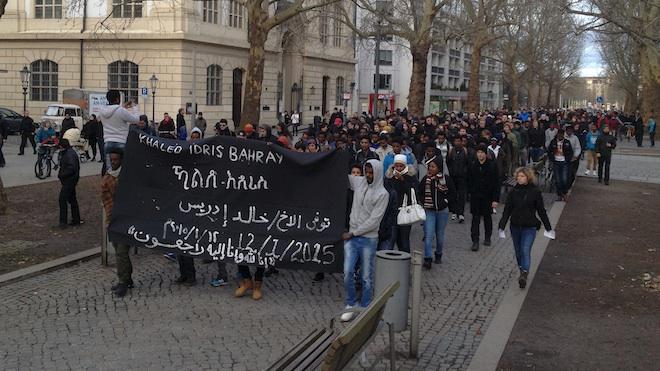 #Dresden: Spontane Gedenk-Demonstration für toten Asylbewerber - Polizei: 200 TN - Hauptstraße Richtung Augustbrücke
