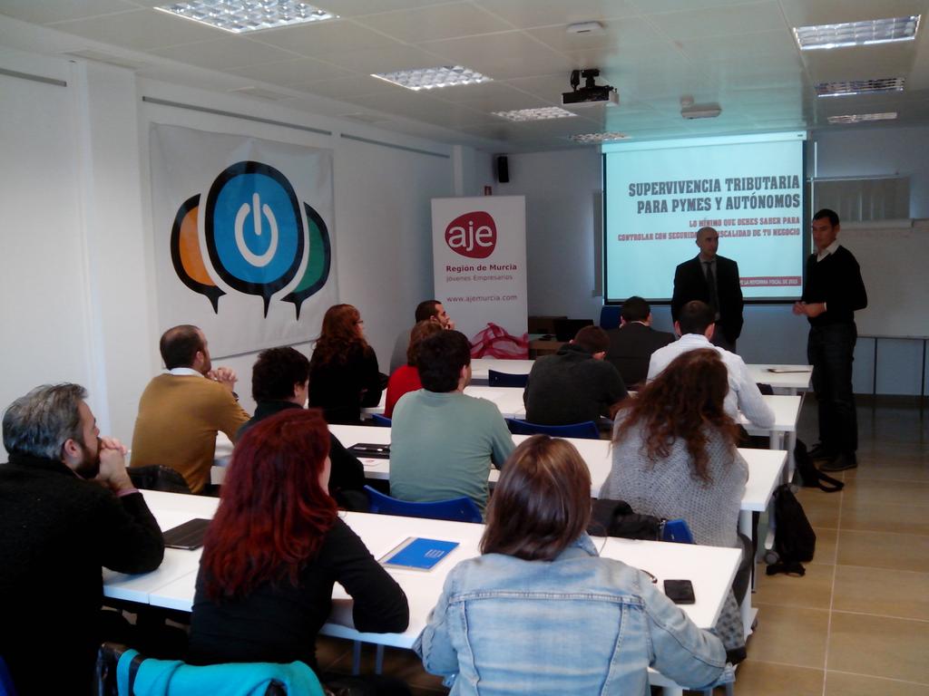 AJERegionMurcia's tweet photo. Comienza el #seminarioaje "Supervivencia fiscal para #pymes y #autónomos" con #FelixMediavilla. Presenta @jmolnin http://t.co/aE8EG8VvNM