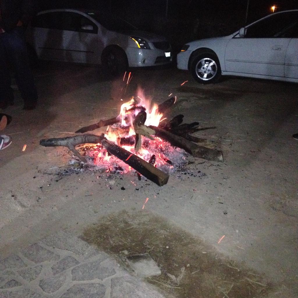 monybow's tweet image. Fogatita año nuevo