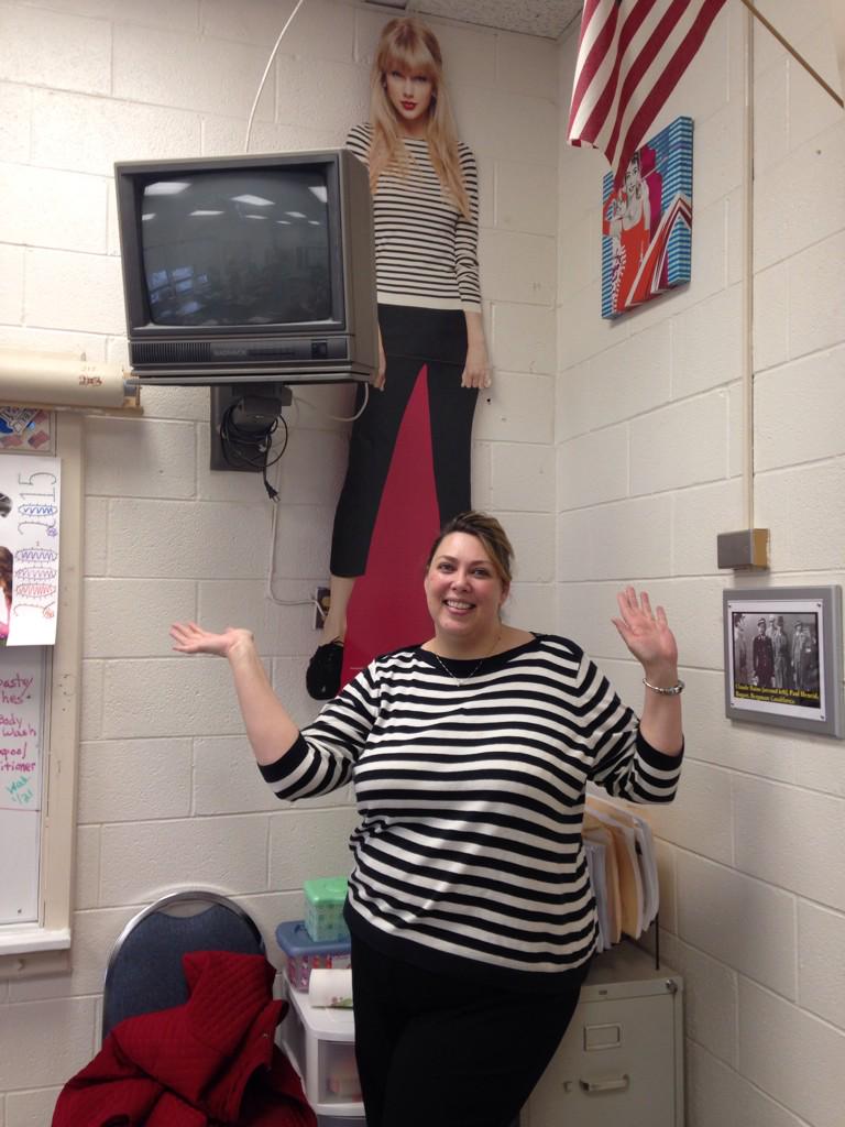 andrea_reeves's tweet image. Just twinning with @taylorswift13 at school today! #popculture #shake it off