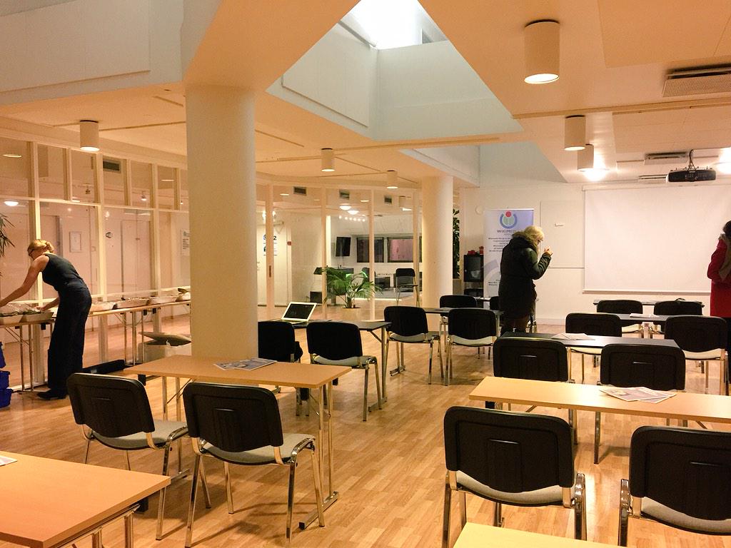 OsloGirlGeek's tweet photo. På plass hos @WikimediaNorge. Klare for wiki-kurs. Vi er i 7. etg #ggdo #wmno http://t.co/WSdnUHEMwi