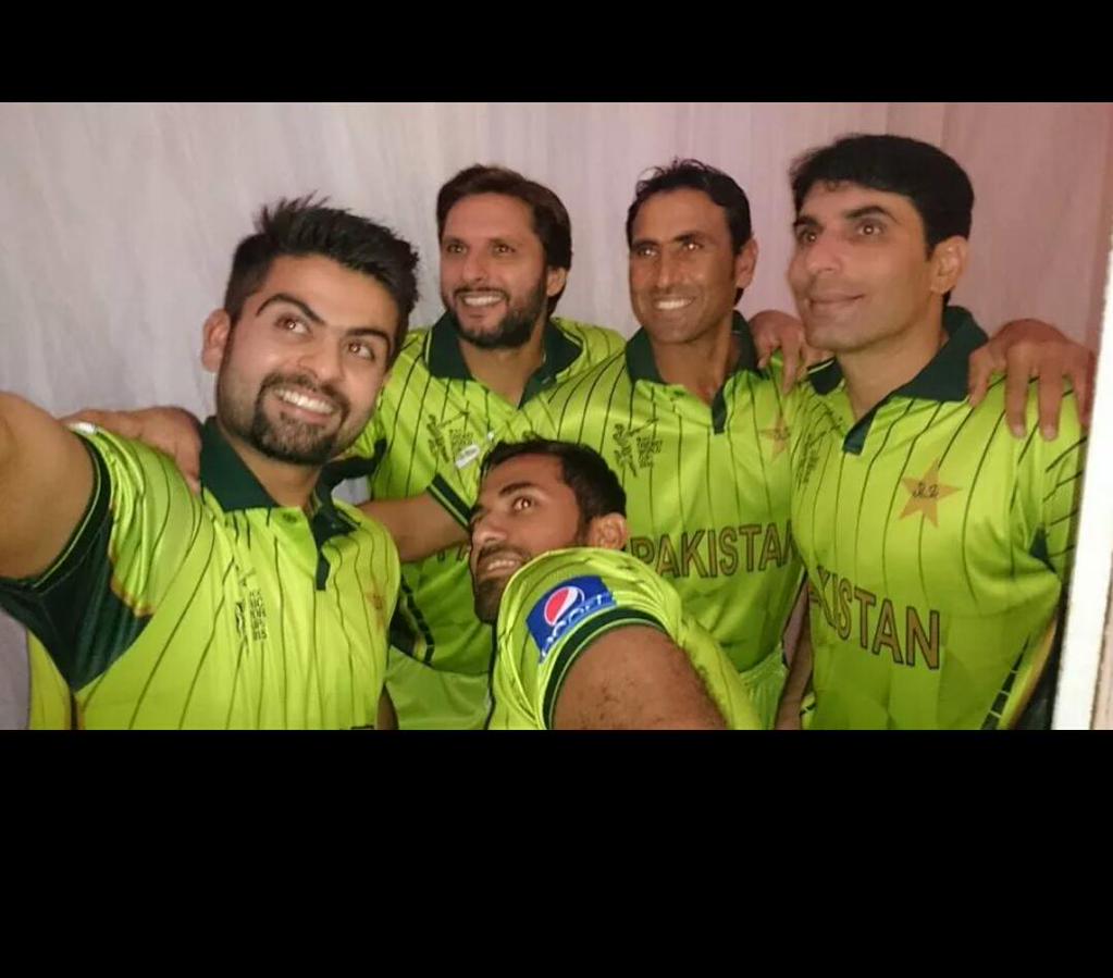 AhmadCraze's tweet photo. Selfie in new kit !! ✌ http://t.co/GmNi97S0bV