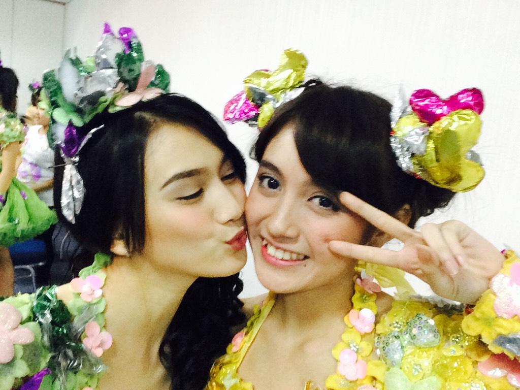 MelodyLaksani's tweet photo. Uduuuh meni sono pisan sama dedek kinci. Semangat ya shootingnya💋 @nabilahJKT48 http://t.co/9befzhjd4a