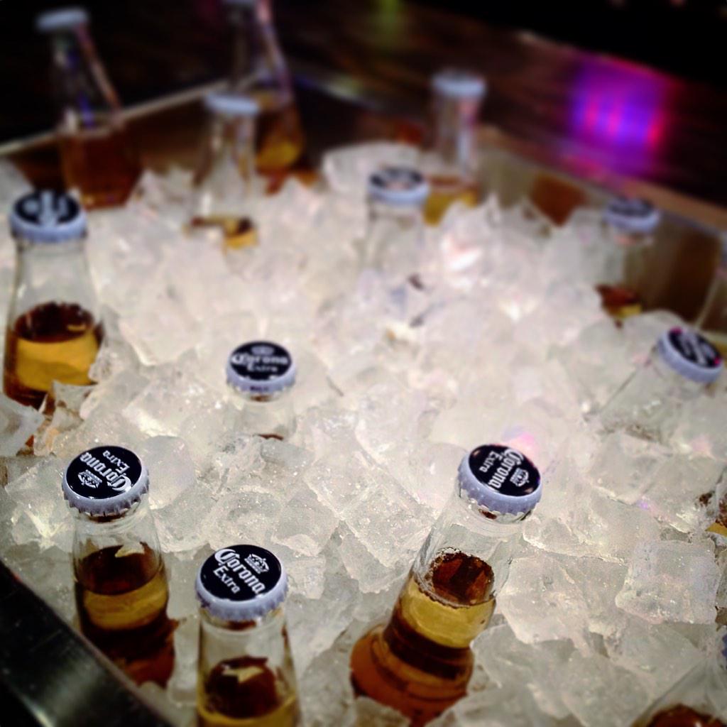 amanda7aguiar's tweet photo. @LSNewmarketEG Come visit the Lonestar team in Newmarket tonight and enjoy an ice cold corona! #colddays #thebest http://t.co/bAbaWf2dWO