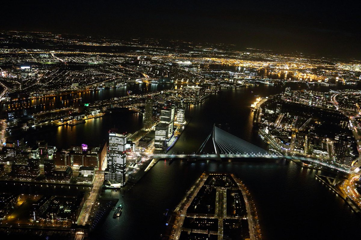 DePolitieheli's tweet photo. #RSH. We hopen dat onze  volgers dit soort plaatjes ook kunnen waarderen?. #Rotterdam by #night. #openalshetkan ^03 http://t.co/XVRFC3aF5h