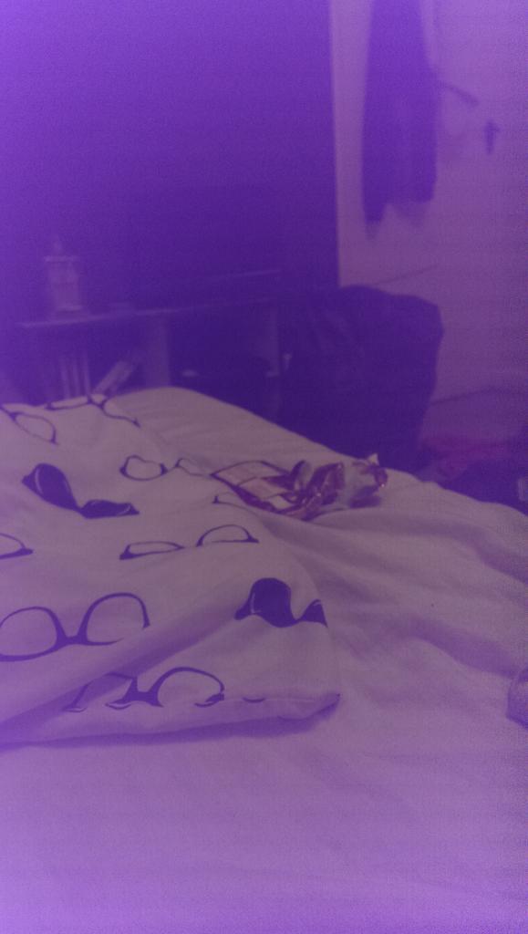 tomlin050's tweet photo. Putting my chocolate at the end of my bed so when ever i want some i have to do a sit up !! Hardcore workout mate !! http://t.co/1vlAsIyu9x