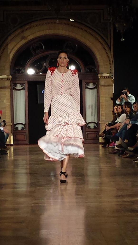 claudi_alfaro's tweet photo. Blanco y rojo en los cuatro trajes de flamenca que componen Souvenir. @CurrodeDuran en @WeLoveFlamenco #wlf15 http://t.co/NWerG48zRE