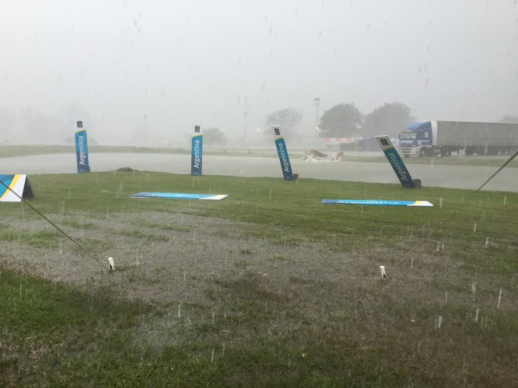 Gp1Fossaroli's tweet photo. Una tormenta terrible aqui en el bivouac de Salta! se corto el satelite y no podemos completar el programa, Saludos http://t.co/Mskvpcil15