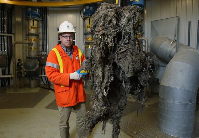 BlueWaterBmore's tweet photo. This is what ‘flushable’ wipes do to the sewers http://t.co/WevufeUyaa http://t.co/ym1RgyyZQ2
