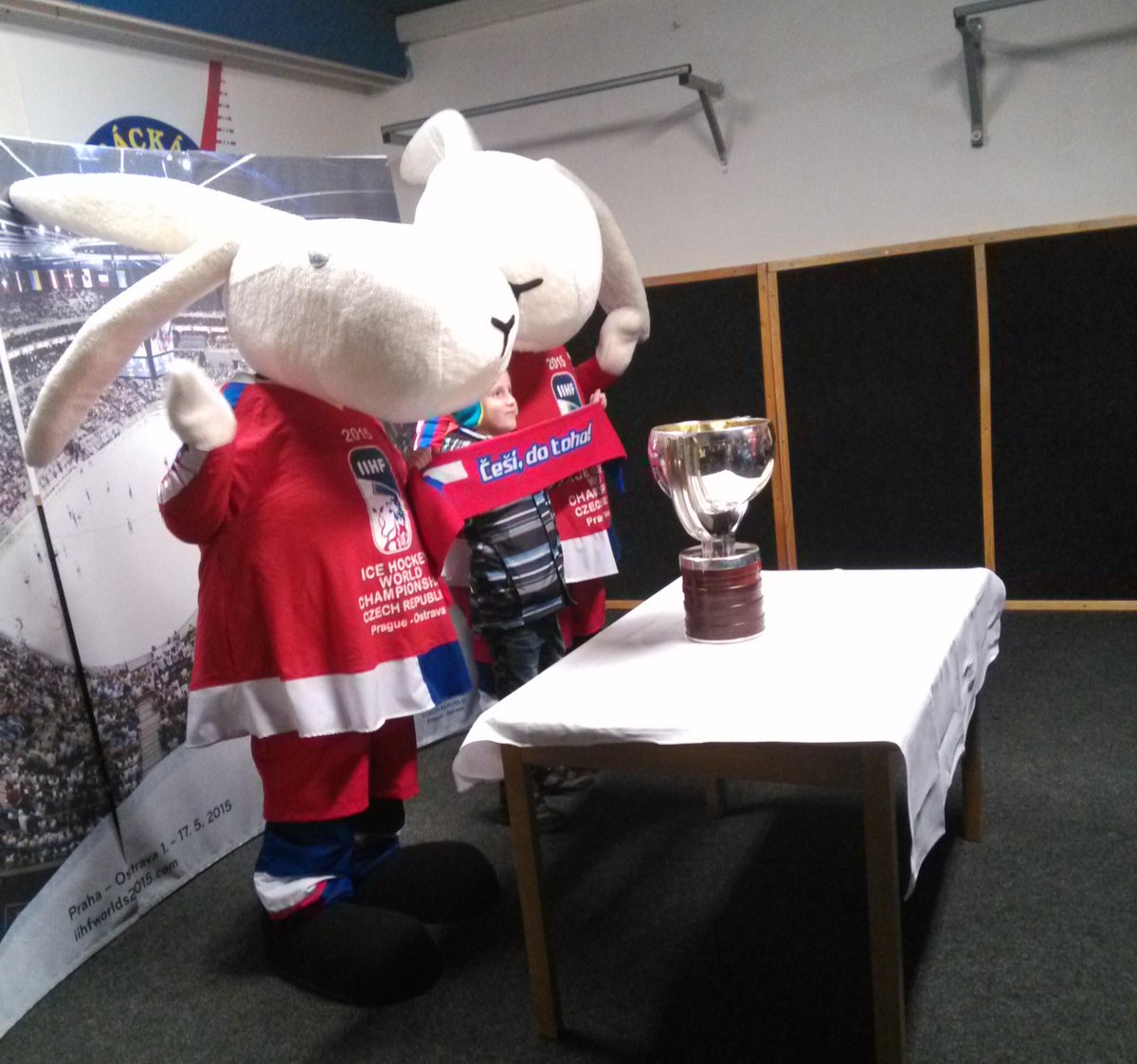 Maskoti <a href="/MSIIHF2015/">MS IIHF 2015</a> Bob a Bobek pózují v Třebíči s pohárem pro mistry světa!
<a href="/hstrebic/">HS Třebíč</a> vs. <a href="/hcdukla/">HC Dukla Jihlava</a>