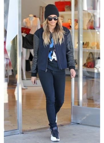 RihannaFansFra's tweet photo. #Ciara en toute #décontraction dans un #style simple #US #street qui lui va à ravir ! Vous aimez ? http://t.co/65PK7CVnFd