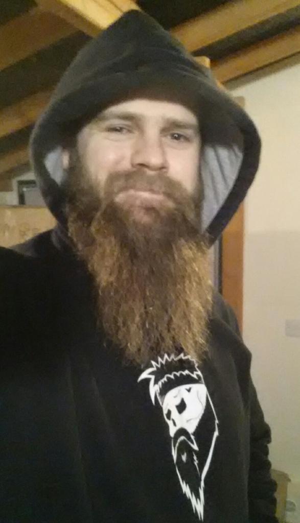 BrawBeardOil's tweet photo. It's a cold one in the Braw Lab tonight. My Braw hoodie & beard are keeping me warm though #chinsulation #beardwarmth http://t.co/wxYZkT5UE4