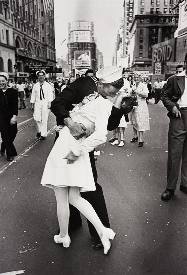 HistoryInPics's tweet photo. The Times Square Kiss, 1945
Photo by Alfred Eisenstaedt http://t.co/tYhCcgM7eq