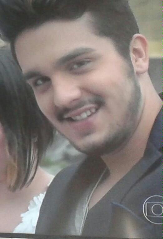 esteeoluan's tweet photo. aquela cara de quando sua mãe te obriga a tirar foto com parente chato http://t.co/gglLUTI8MK