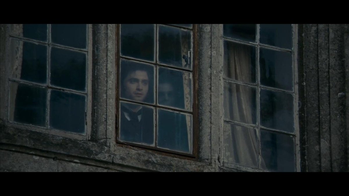 Наблюдать через окно. Женщина в черном 2012 призрак. Дэниел Рэдклифф женщина в черном. «Женщина в черном» Сьюзан Хилл..