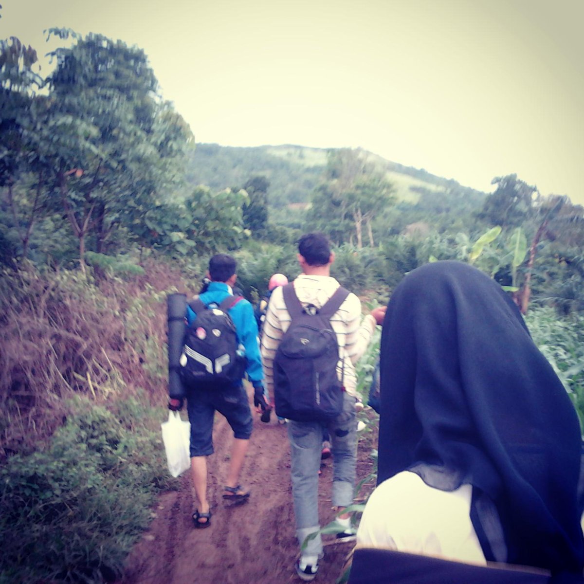 Henydhanii's tweet photo. Kebayang kan mlm-mlm disini? Hujan dinginnn.. Huhhhh http://t.co/9DKB3vgBeV