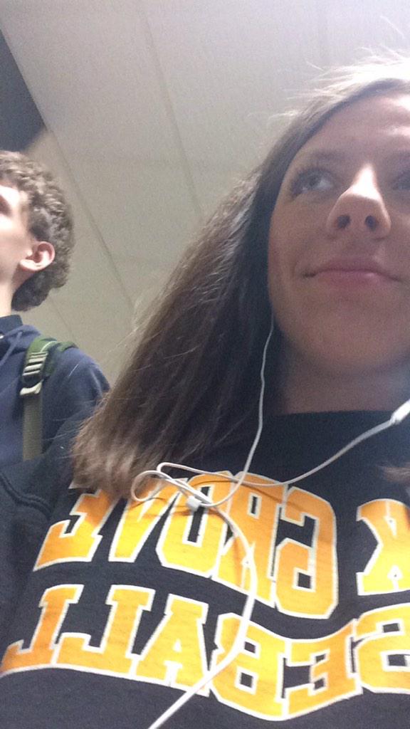 rach_perk's tweet photo. me listening to beyoncé in the hallway w #earphones pretending to be in a music video. #famous #oneday #rayonce http://t.co/4wZElN4NwZ
