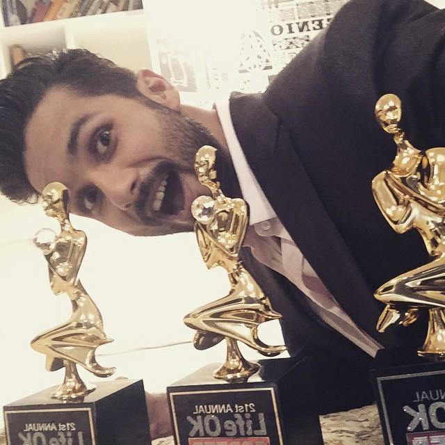 shahidkapoorFC's tweet photo. "@pinkvilla: @shahidkapoor ’s big win at Life OK Screen Awards http://t.co/KMwxecXTpb #LifeOKScreenAwards http://t.co/AI1emlA0DO"