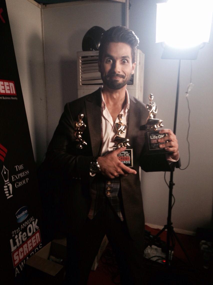shahidkapoorFC's tweet photo. "@pinkvilla: @shahidkapoor ’s big win at Life OK Screen Awards http://t.co/KMwxecXTpb #LifeOKScreenAwards http://t.co/AI1emlA0DO"