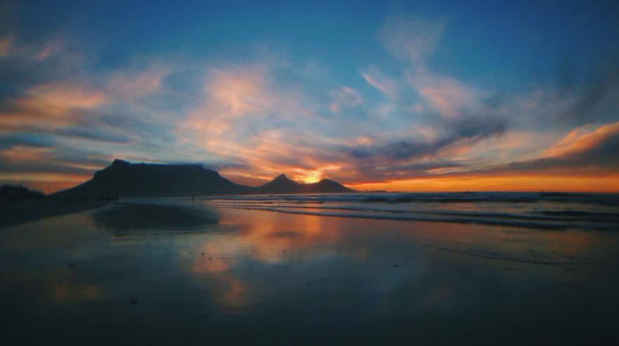 sjoe, how did I miss this one #TableMountain RT <a href="/Poultonr/">Richard Poulton</a>: Home, <a href="/CapeTown/">ᑕᗩᑭE TOᗯᑎ</a>