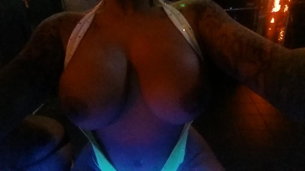 My WCW is me loving me! http://t.co/LzuH4BfKNj http://t.co/WsMV0ky3HG