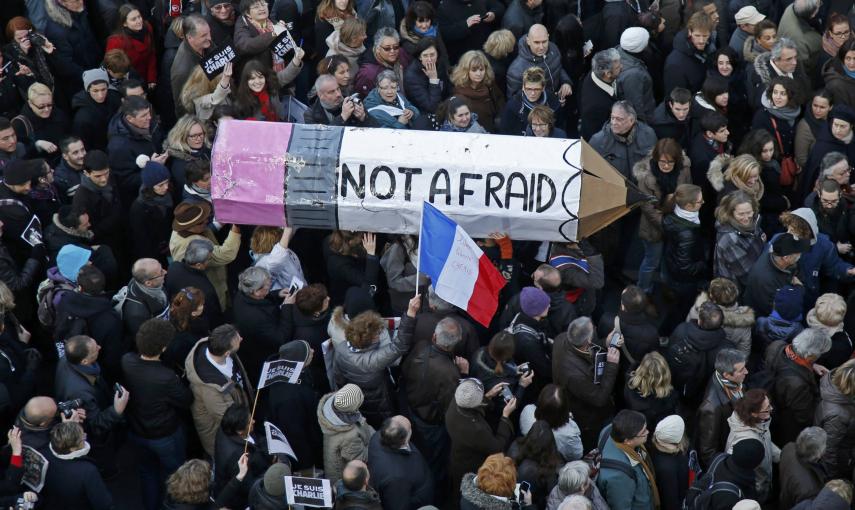 breinguash's tweet photo. Así cantaron "Imagine" en París como un gesto de paz http://t.co/Il4hP8ZEZH http://t.co/dRqQIOdDGf
