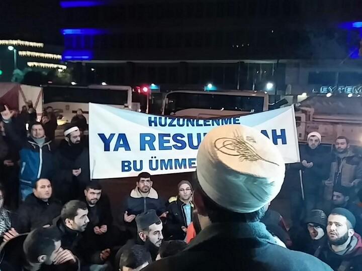 Cumhuriyet Gazetesi önünde 
PEYGAMBER Efendimiz'in
Mücahitleri
PROTESTO'da...

Helal Olsun YİĞİT KARDEŞLERİMİZE..