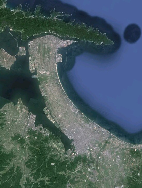 シコれる地形bot On Twitter 弓ヶ浜 半島は全長約17km 幅約4kmの大規模に発達した砂嘴である 日本の白砂青松100選にも選定されている カニの水揚げ日本一の境港がある 砂浜海岸 浜堤列 堤間湿地 尖角洲 陸繋砂洲を伴う点がシコれるポイント 鳥取県 Http T