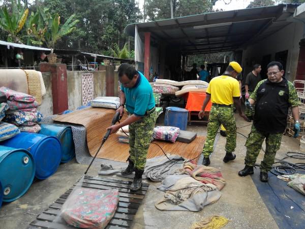 zeekay15's tweet photo. “@Rela_Temerloh: PRD Tloh mgunakn Water Jet utk #opscuci bantal2 yg tkena lumpur.. Tn. @LukemanSaaid @msrz81 http://t.co/dDbUUiMdHB”
