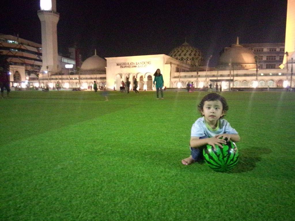 wokMATTA's tweet photo. Alun alun bandung..#fun #Safe #happy thanks kang @ridwankamil http://t.co/a8UiTkJcYG