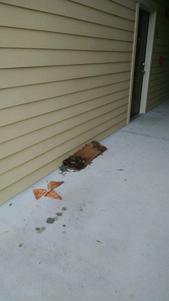 Aliss929's tweet photo. I think I could do a better job for $25 less a month #valletwaste @GarrettWestApts http://t.co/rYMQlFSWqR