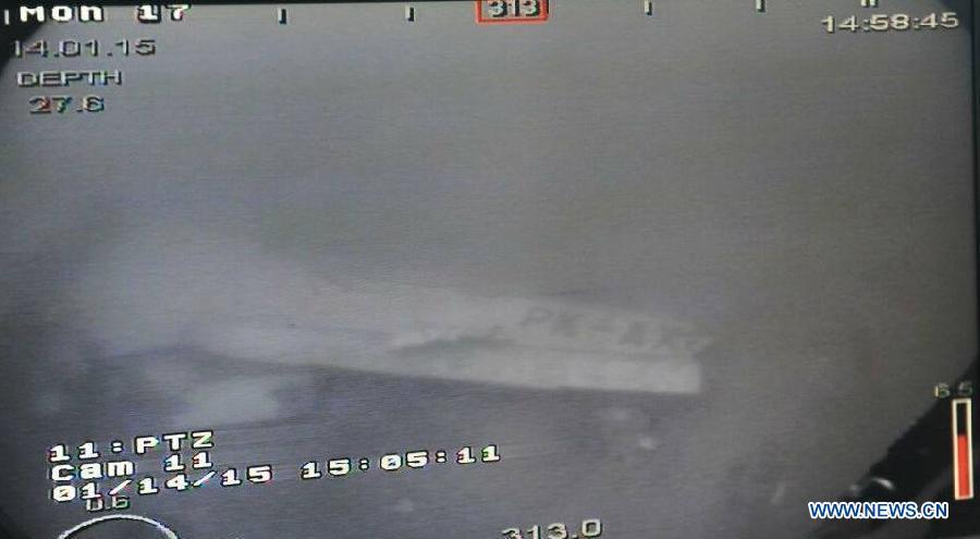 CCTV's tweet photo. #AirAsia's new underwater images released. #QZ8501 #Flight8501 http://t.co/UxDL1KF9I1 http://t.co/myLRbaLCYT