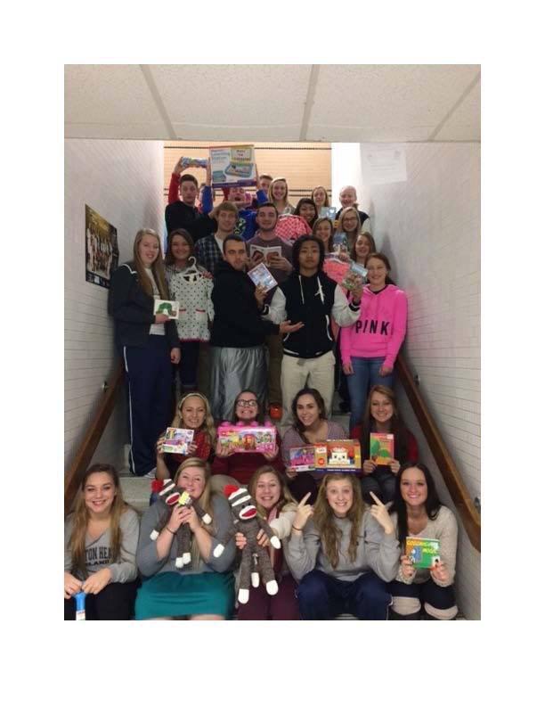 VarsityLClub's tweet photo. Varsity L is the best club ever. Just look at us. http://t.co/LgIp4DEGhL