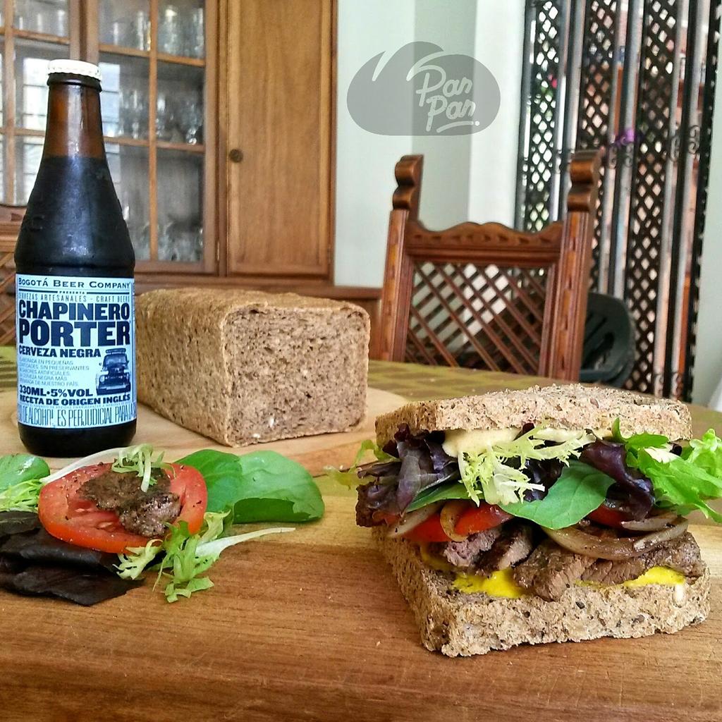 panpanccs's tweet photo. Aquí #panpan007 con carne magra, cebolla, lechugas, tomate&mostazas. Y la Chapinero Porter d @BogotaBeerCo #superyumm http://t.co/fXMo1Vsi6t