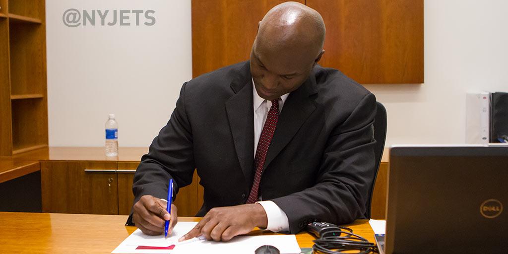 Will_Luchion's tweet photo. New era RT @nyjets Signature makes it official!welcome our new #Jets head coach, Todd Bowles- http://t.co/UySpp0NYyv http://t.co/ZNPGwWDcij
