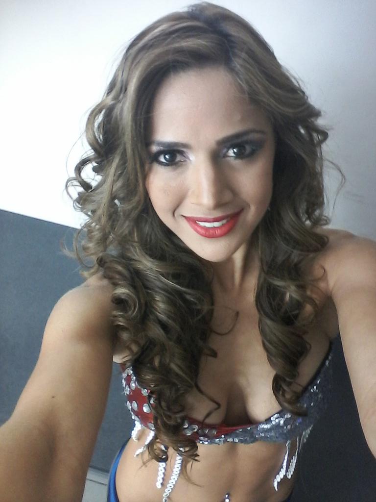 TCdeportesEC's tweet photo. ¡Ya está bella y preparada para defender su corona!
¿Le das un RT de apoyo a la actual #LaBonitaDeVerdad? http://t.co/1MbfLhBapx
