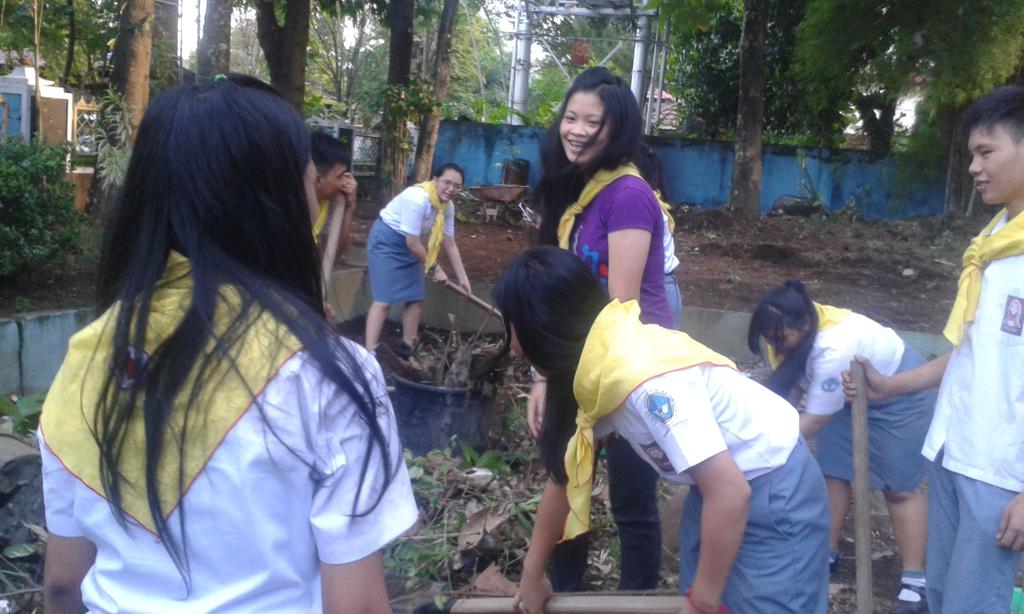 pmrsmansamdo's tweet photo. Membantu embersihkan taman sekolah http://t.co/4RSiGW13qg