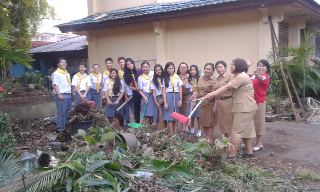 pmrsmansamdo's tweet photo. PMR Smansa bersama Kepsek baru dan guru-guru membersihkan taman sekolah - 14012015 http://t.co/UCIJgOgA8g