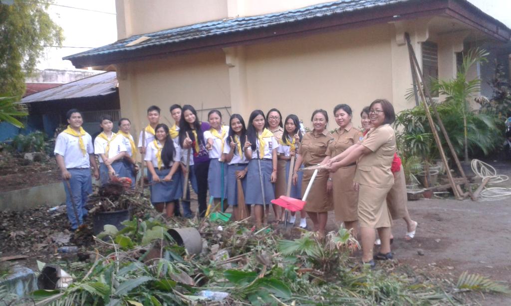 pmrsmansamdo's tweet photo. 14 januari 2015 - Pmr smansa bersama kepsek baru dan guru-guru membersihkan taman sekolah http://t.co/i16xZgvnq7