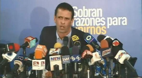 FMCenterNoticia's tweet photo. #Titulares @hcapriles  presentará a la Mesa de la Unidad un cronograma de protestas por situación del país. http://t.co/rJe1CgHVzJ