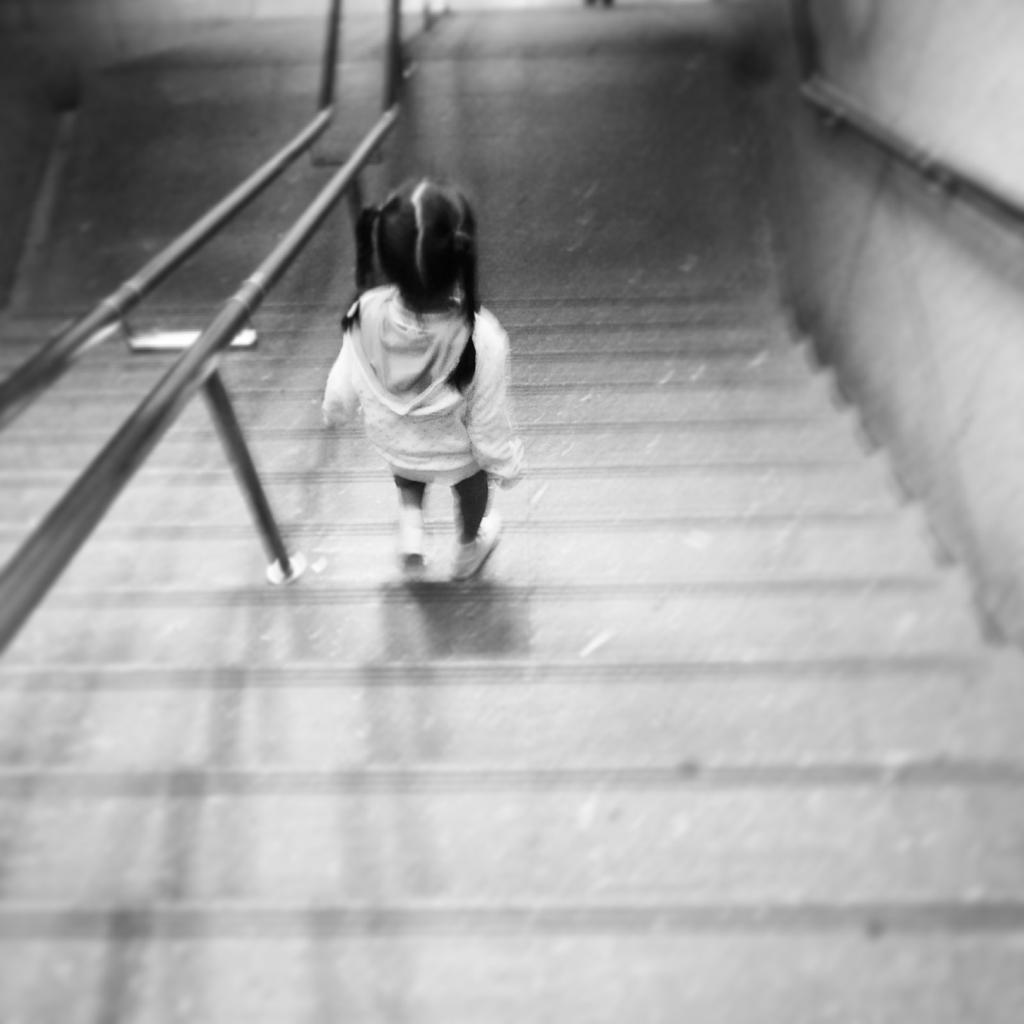 _coHd's tweet image. ...
เด็กคนนึง
ขอเดินลงบันไดเอง
แม่ของเธอไม่ได้ห้ามอะไร และแค่ยืนดูอยู่ห่างๆ

สิ่งที่เธอทำ คือ การเติบโตขึ้นอีกขั้น.