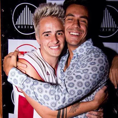 VemPraMimPe's tweet photo. GENTE SOCORRO EU TO MORRENDO MEUS DOIS AMORES http://t.co/q7oX3xFEYJ